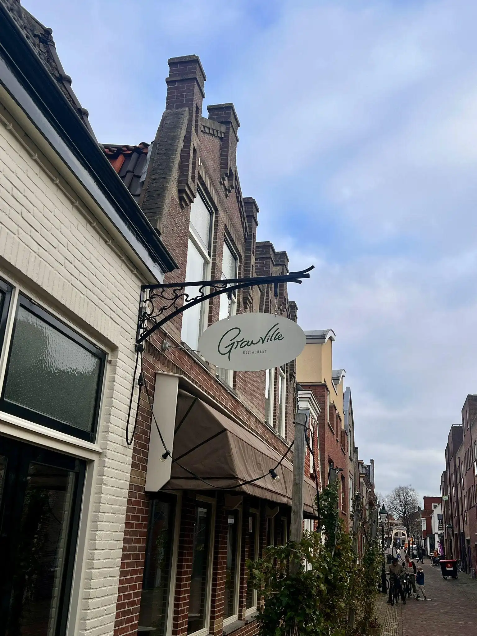Gevel met uithangbordje Restaurant Granville